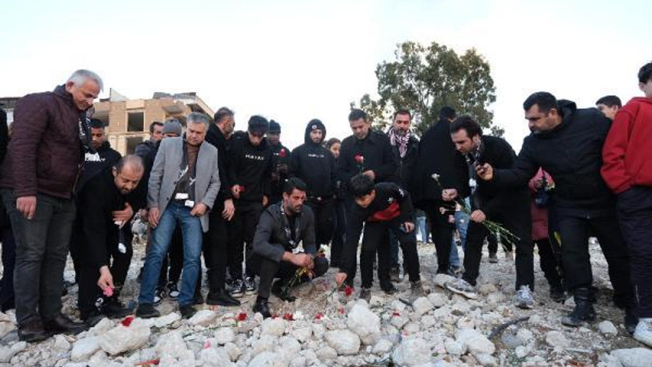 Volkan Demirel, Christian Atsu ve Taner Savut için karanfil bıraktı