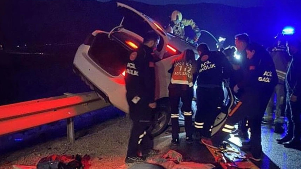 Ankara'da mezarlık ziyareti dönüşü korkunç kaza! Araç bariyere saplandı