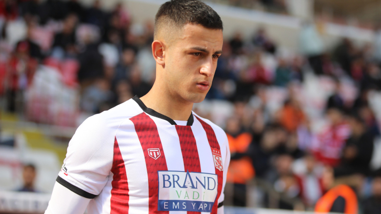Genç futbolcu Bartuğ Elmaz'ın omzu çıktı