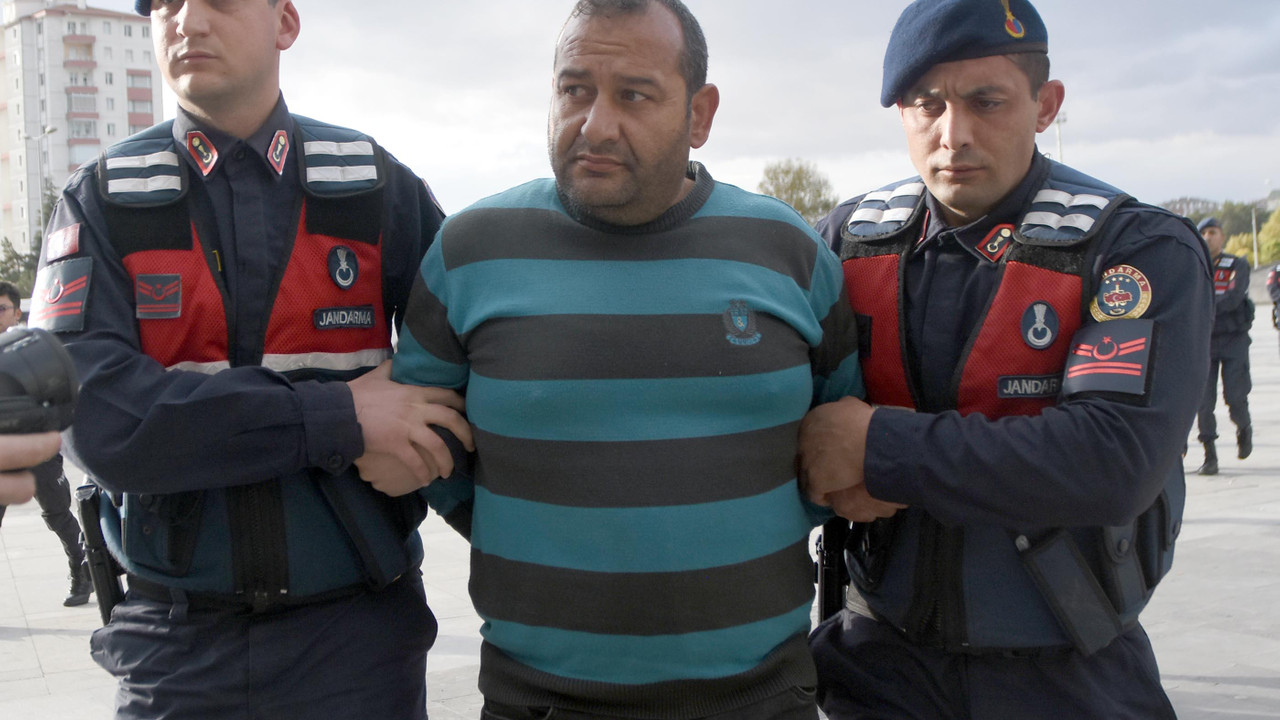 Komşusunun başını keserle ezerek öldürdü: Cezaevine girince gerçekleri itiraf etti