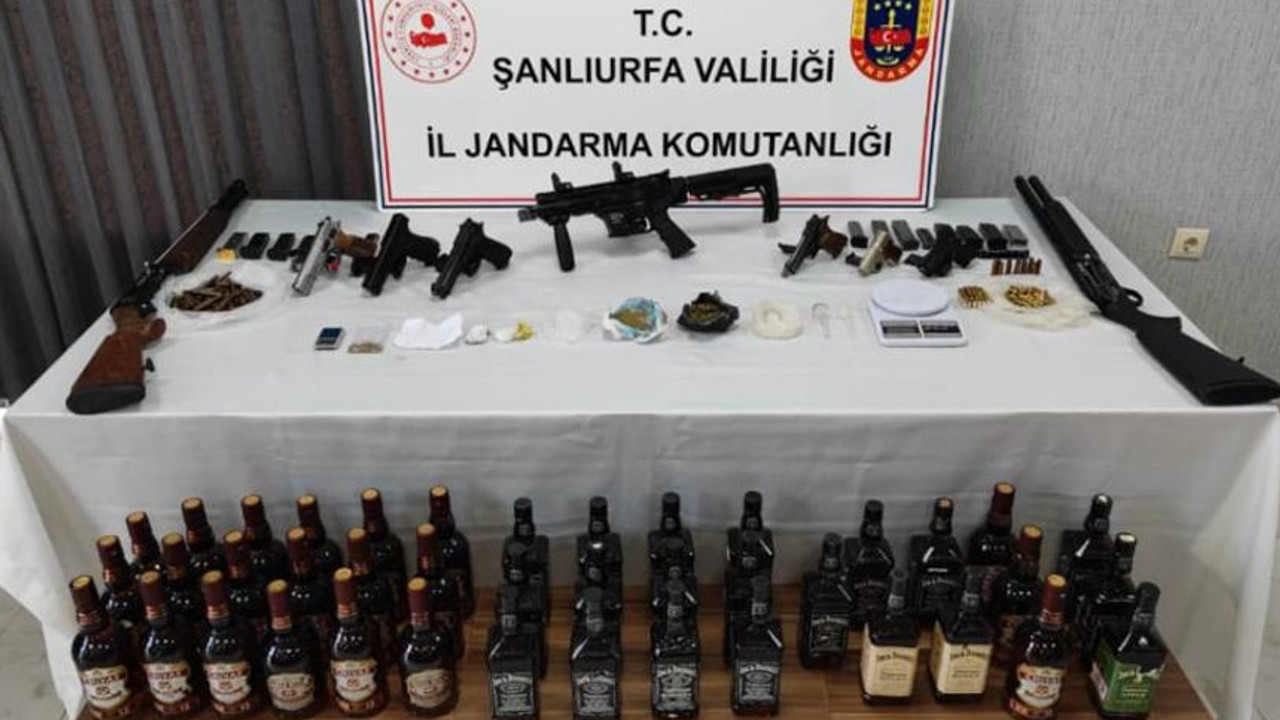 Jandarma kaçakçılara "dur" dedi! Baskın yapılan evlerden cephanelik çıktı