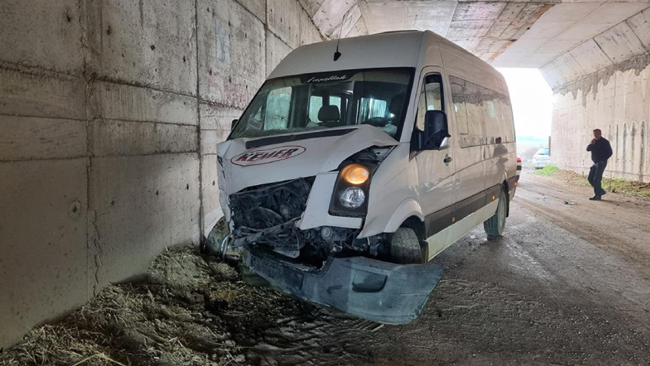 Burdur'da öğrenci servisi ile otomobil çarpıştı: 14 yaralı