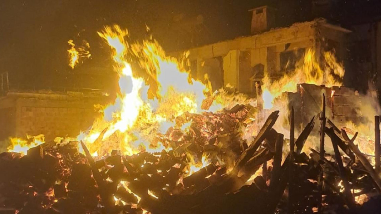 Buzdolabı patlaması sonucu yangın çıktı; iki ev küle döndü