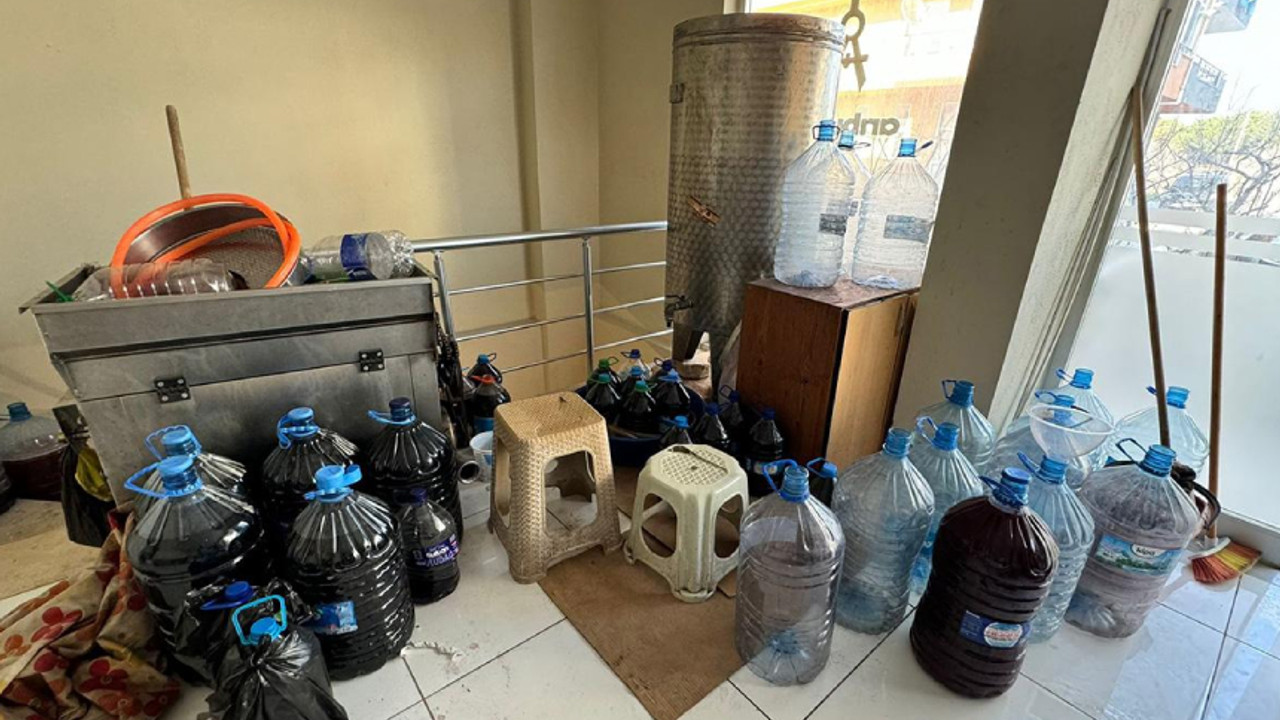 Çanakkale'de emniyet ekipleri suç üstü yakaladı: 1 ton sahte içki ele geçirildi