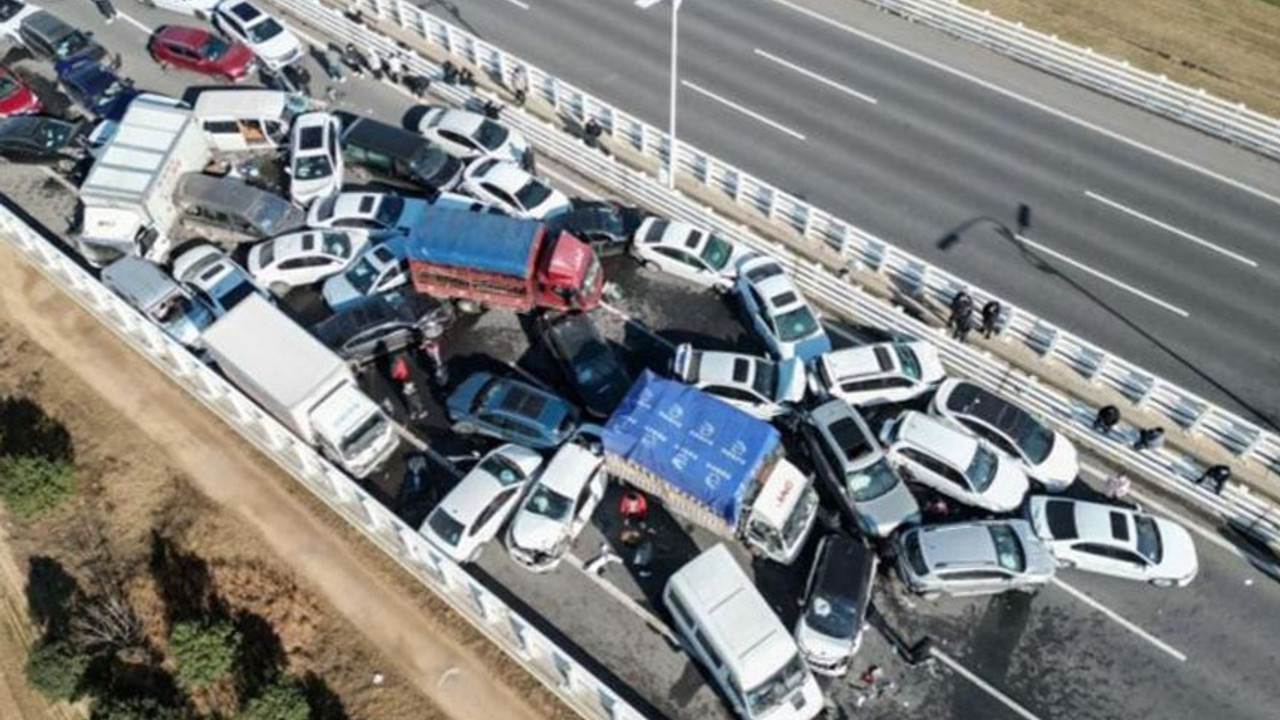 Çin'de 100'den fazla araç birbirine girdi