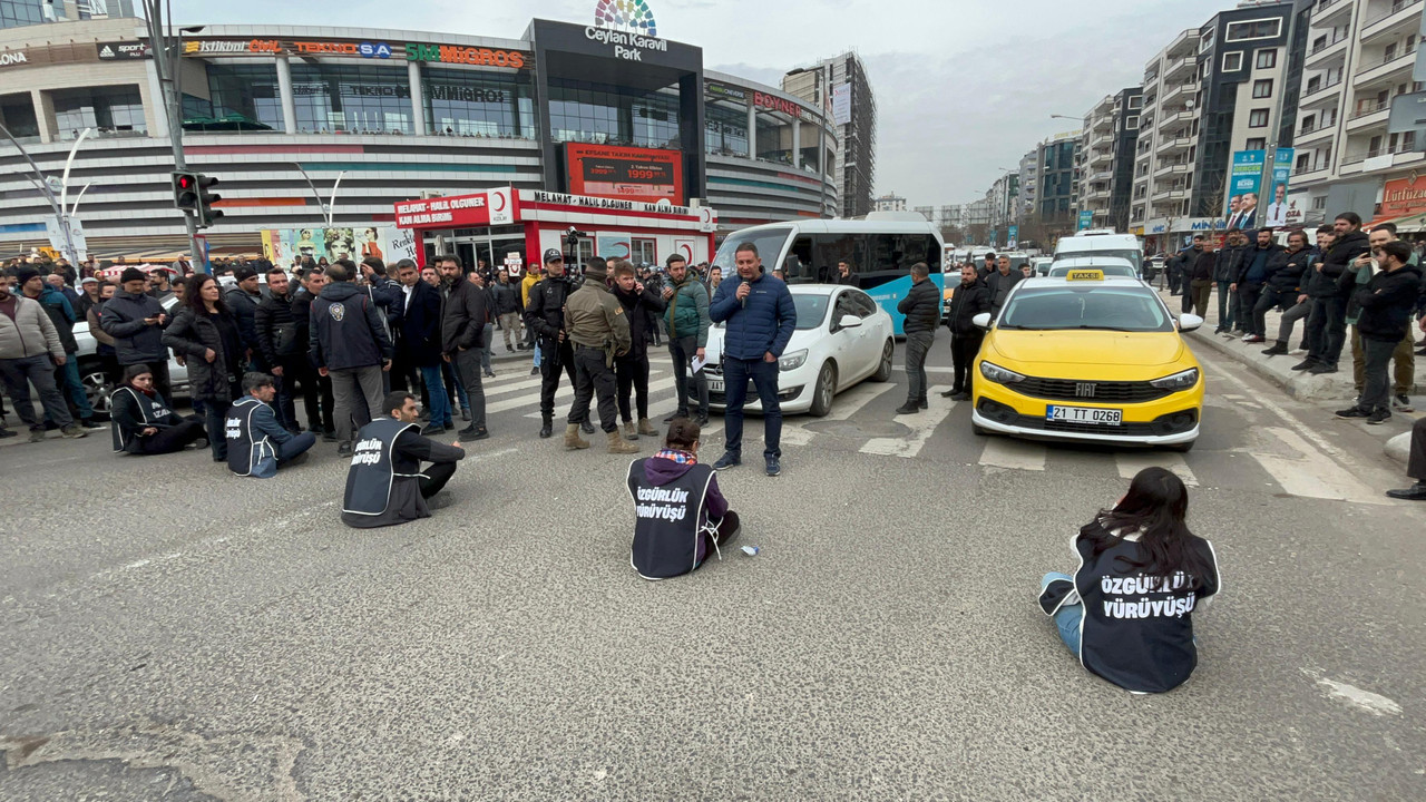 Diyarbakır'da DEM Partili vekiller, yol kapatıp eylem yaptı!