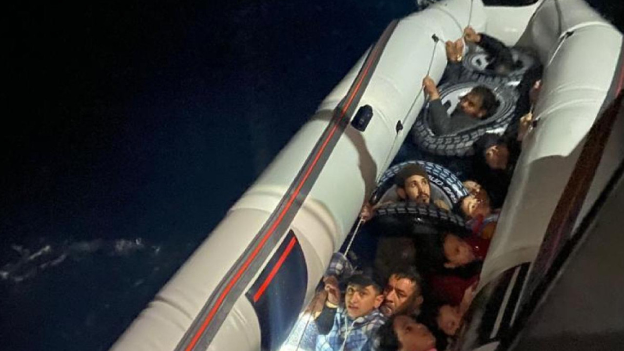Batmak üzere olan bottaki düzensiz göçmenler kurtarıldı