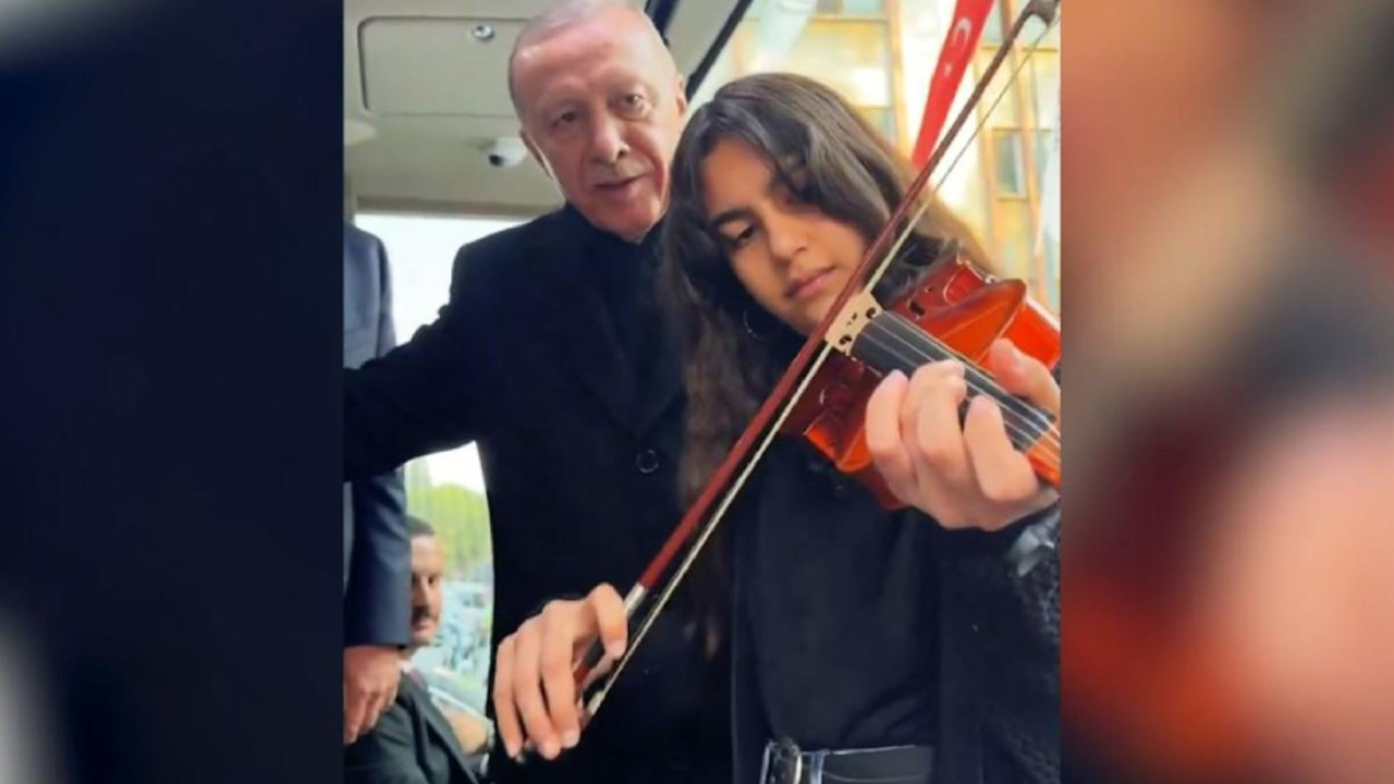 Cumhurbaşkanı Erdoğan, keman çalan öğrenci ile sohbet etti