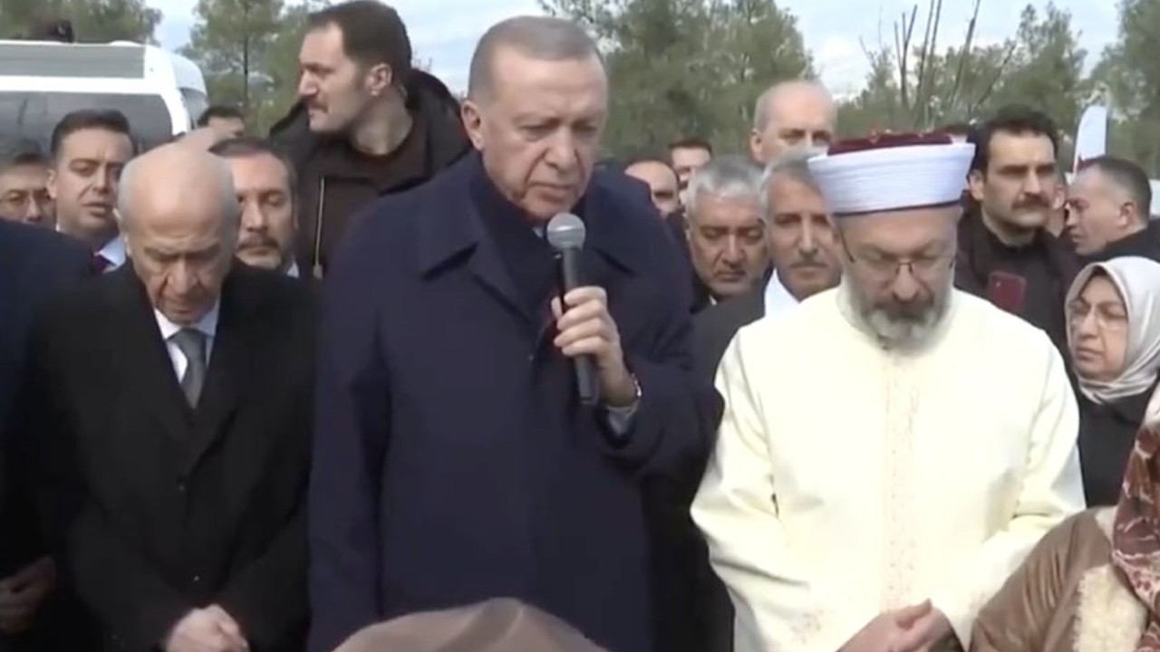 Erdoğan depremzedelerin mezarı başında Kur'an-ı Kerim okudu