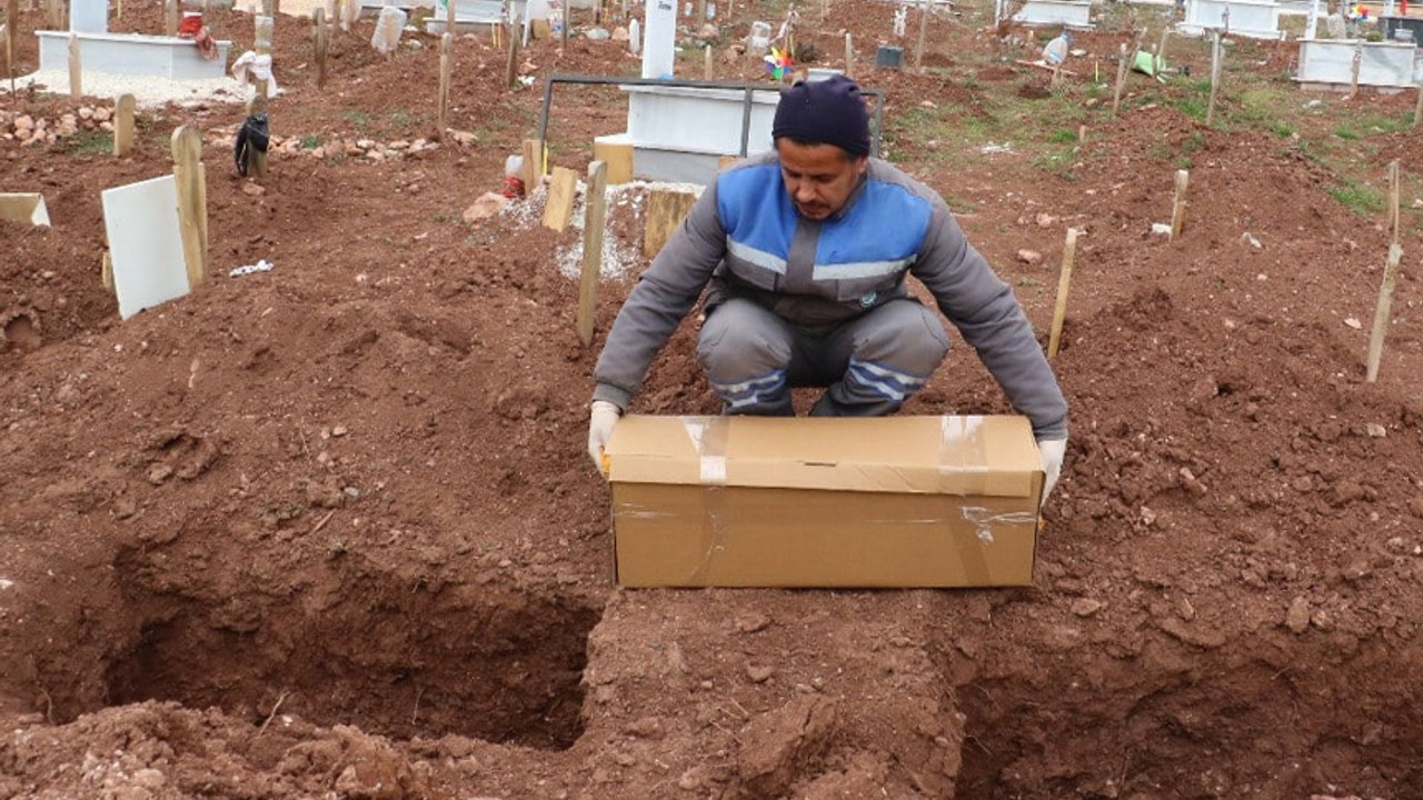 Eskişehir'de çöpe bırakılan bebek kimsesizler mezarlığına gömüldü