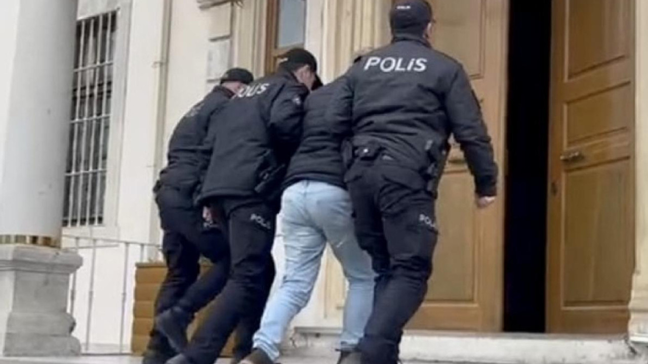 Evinde otururken başına kurşun isabet etti