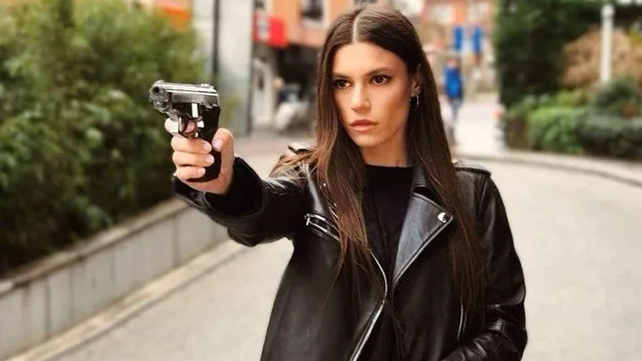 İçini gösteren elbiseyi sütyensiz giyen Yüsra Geyik gözleri şaşı etti