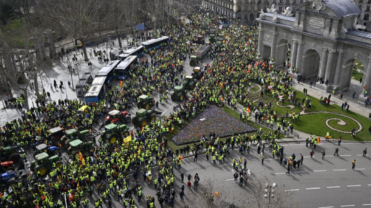 İspanyol çiftçiler, Madrid'de traktörleriyle yolları kapattı