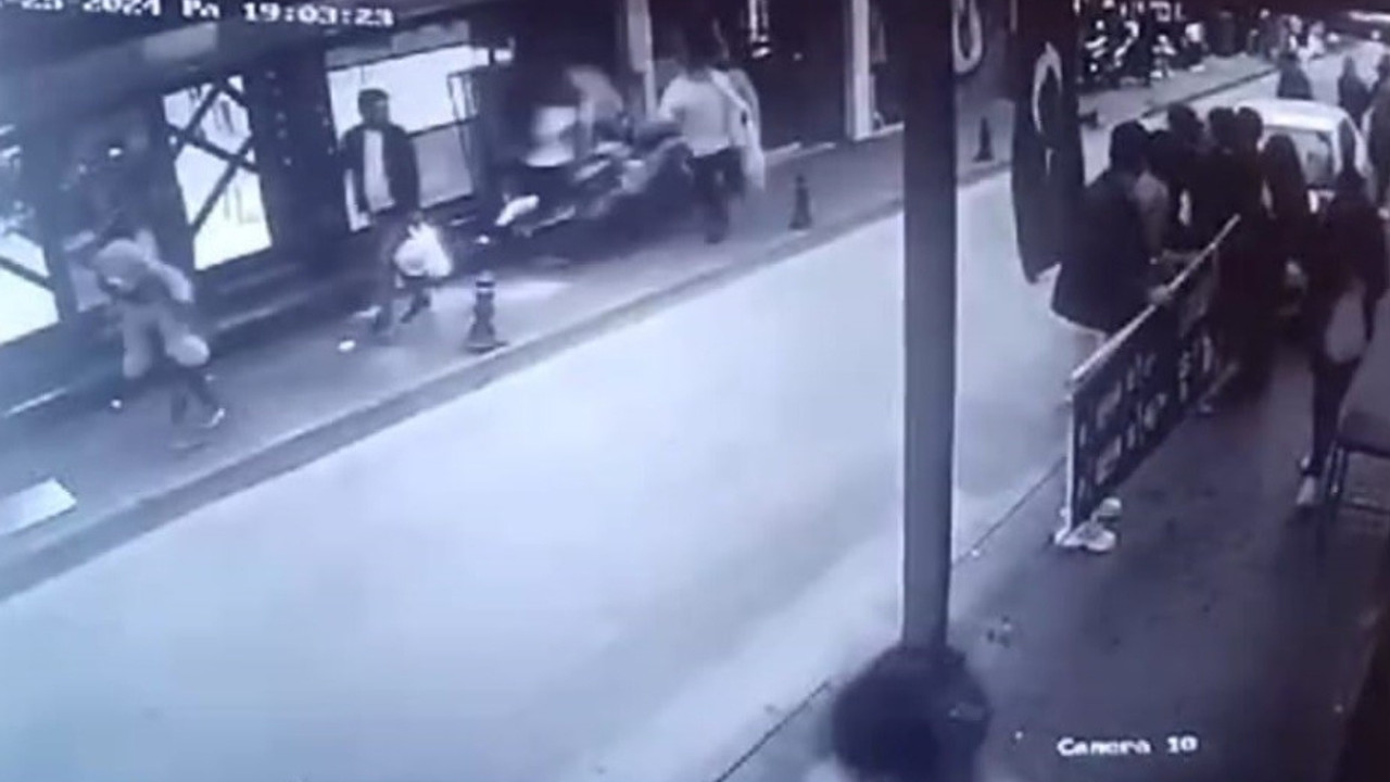 Motosiklet kaldırıma çıktı; sürücü ve yayalar savruldu