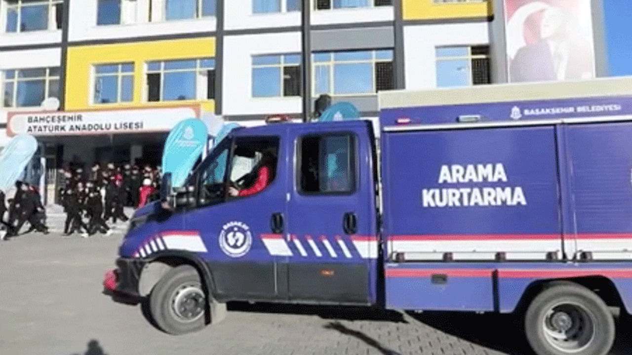 Depremin yıldönümünde Başakşehir'de tatbikat! Yüzlerce öğrenci katıldı