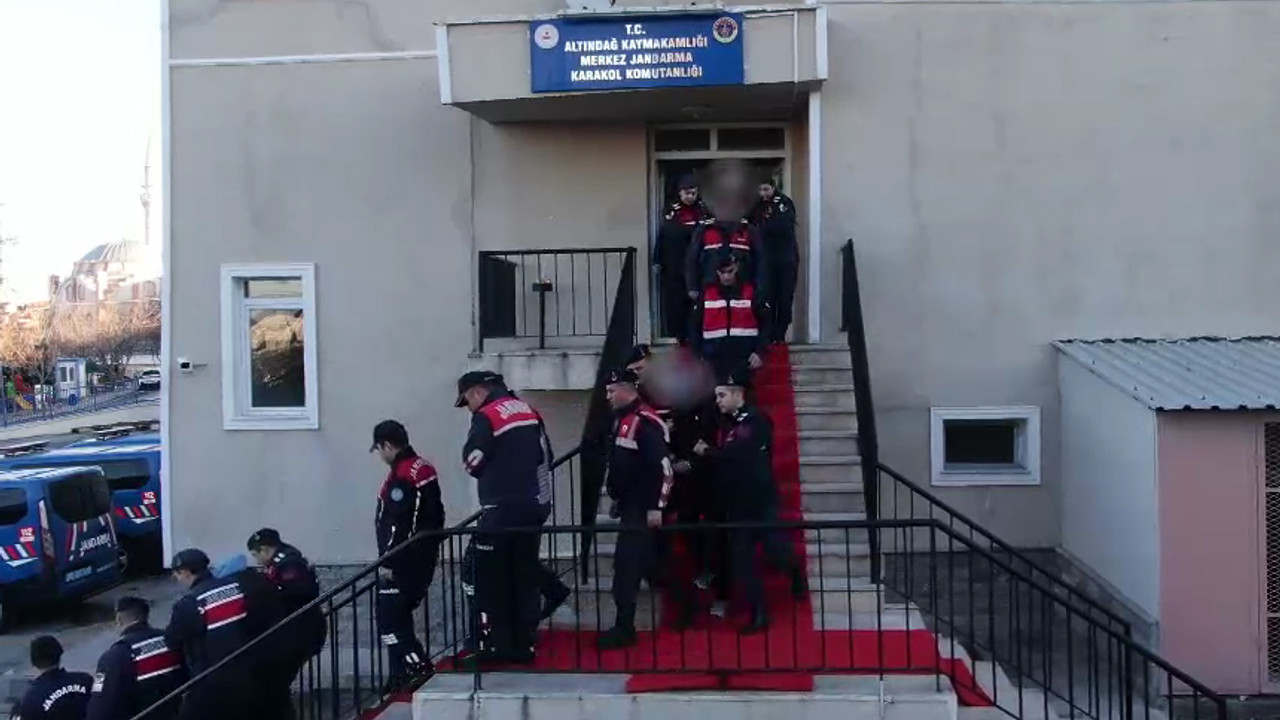 Şehir eşkıyaları taksiciyi silah zoruyla gasp etti: Olay yerinden kaçtılar ama jandarmadan kaçamadılar!