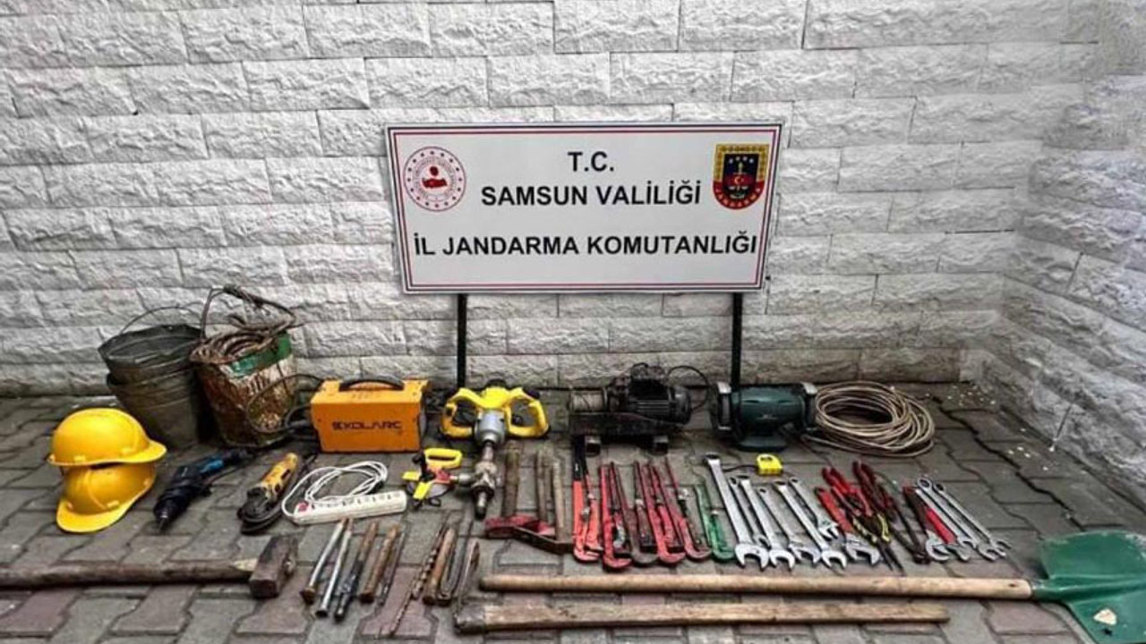 Jandarma kaçak kazı yapan kişileri kıskıvrak yakaladı