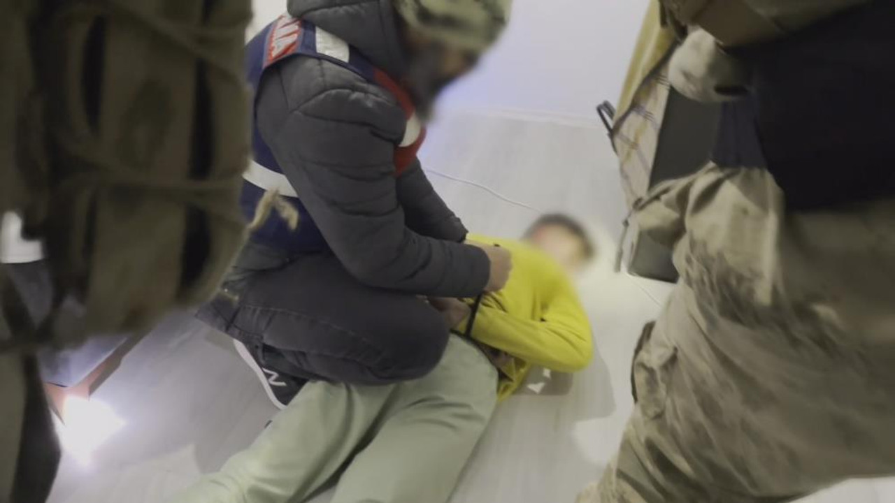 Jandarma uyuşturucu satıcılarına geçit vermedi! Kıskıvrak yakalandılar