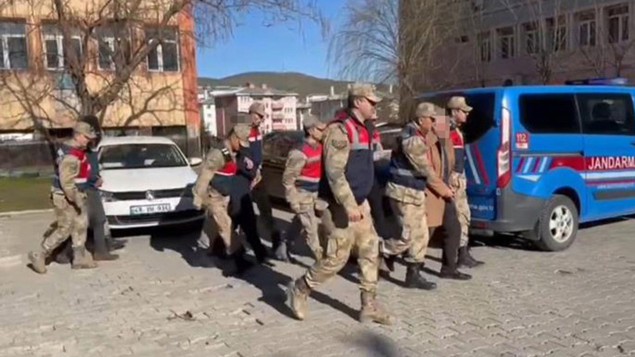 Tarihi eserler ve senetler ele geçirildi! Jandarmadan tefecilere şok baskın