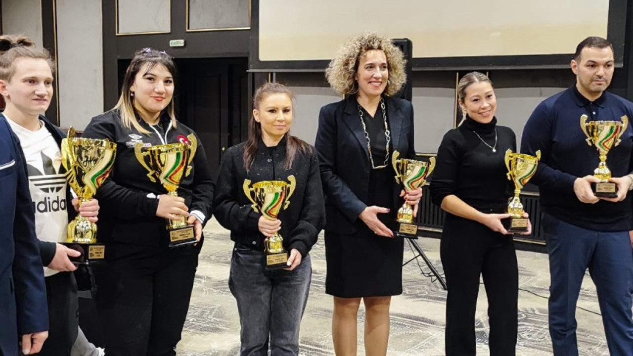 Kadın milli halterciler, Avrupa Şampiyonası'nda takım halinde ikinci oldu