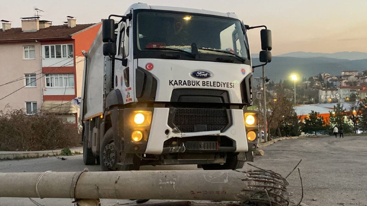 Çöp kamyonu elektrik direğine çarptı, iki işçi son anda kurtuldu