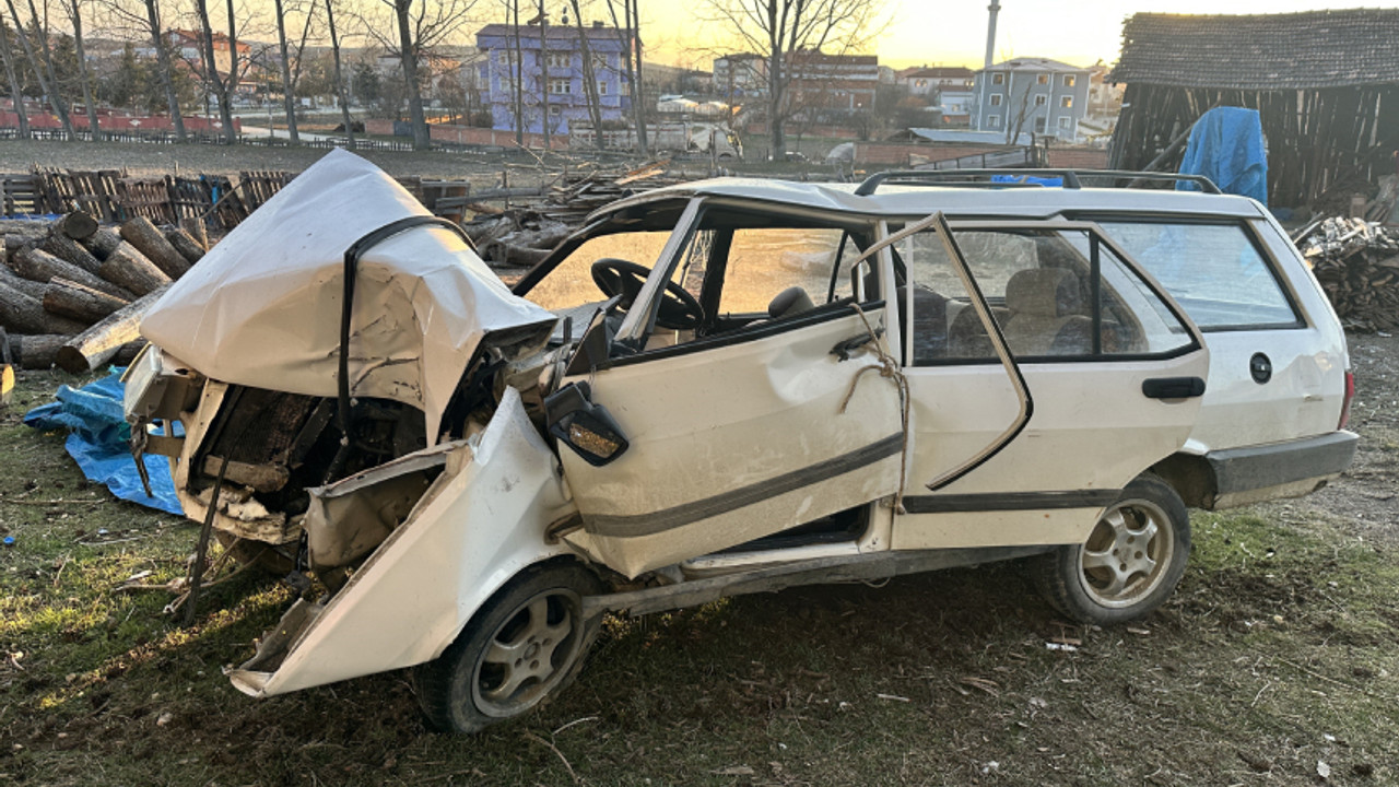 Otomobil elektrik direğine çarptı: Sürücü öldü, 4 günlük bebek ve annesi yaşam mücadelesi veriyor