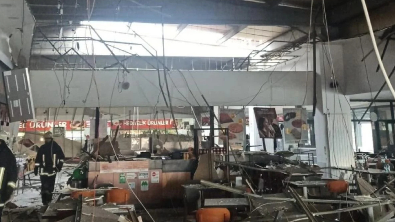 Ünlü köfteci restoranın asma tavanı çöktü: Müşteriler altında kaldı