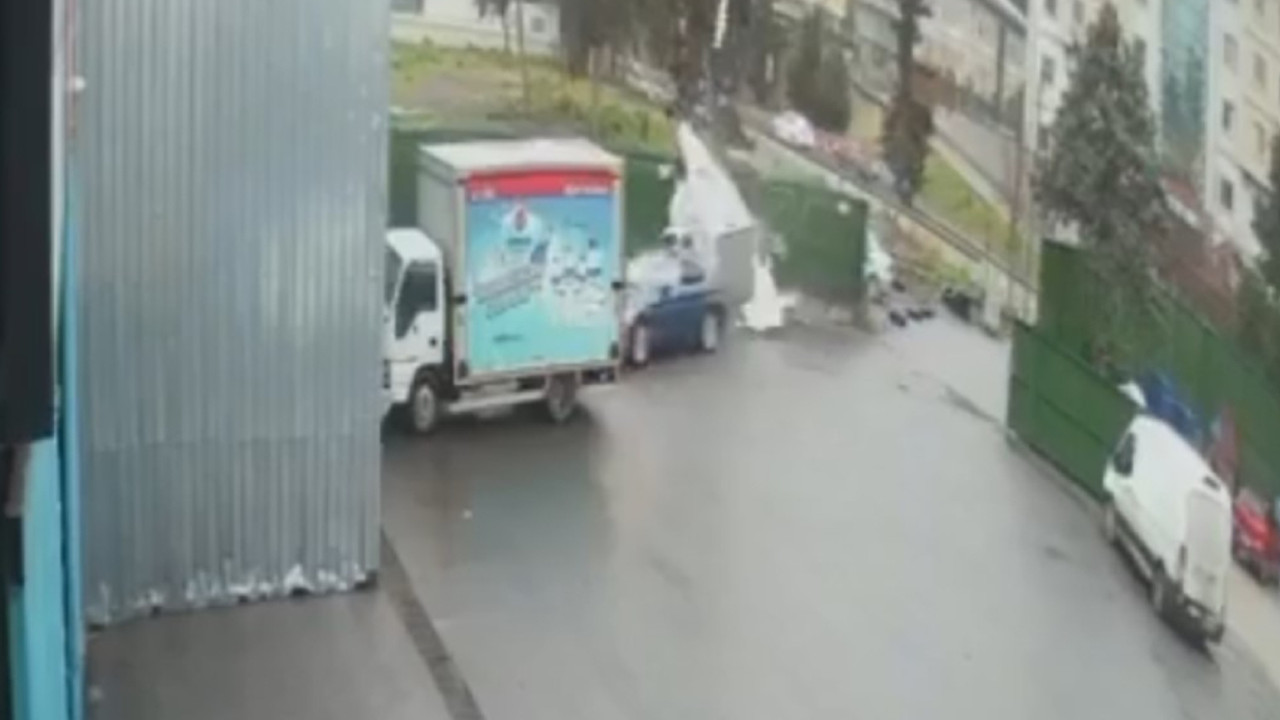 Kontrolden çıkan otomobil güvenlik kulübesine daldı, kaza anı kamerada