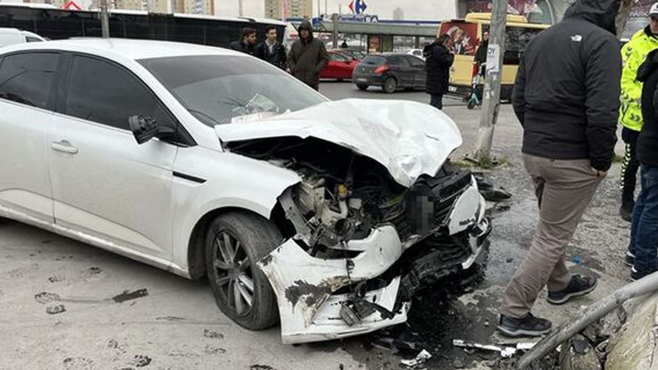 Kontrolden çıkan otomobil yayaların arasına daldı: Yaralılar var