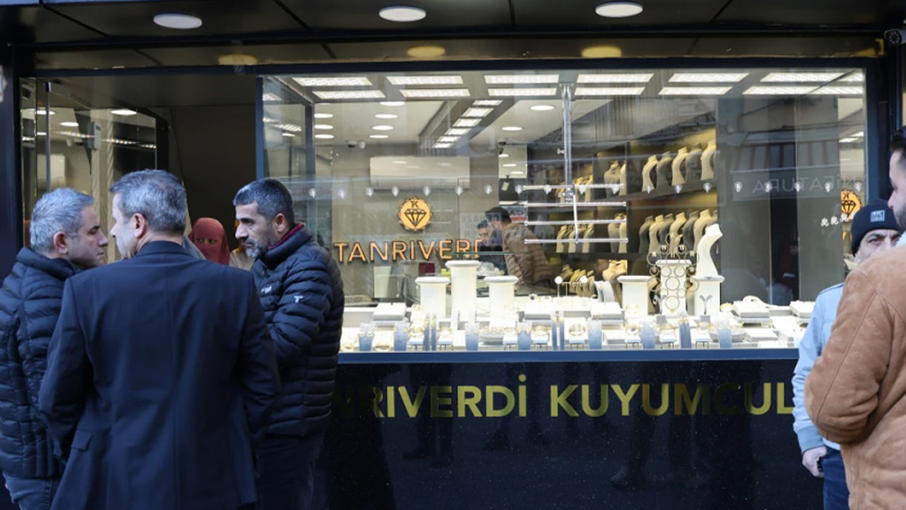 Adana'da ilginç soygun! Yakalandığını anlayan kadınlar dükkana tuvaletlerini yaptı