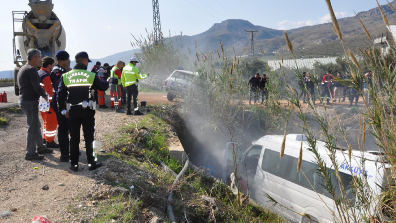 Mersin'de yolcu otobüsü ile minibüs çarpıştı: 1 ölü, 13 yaralı