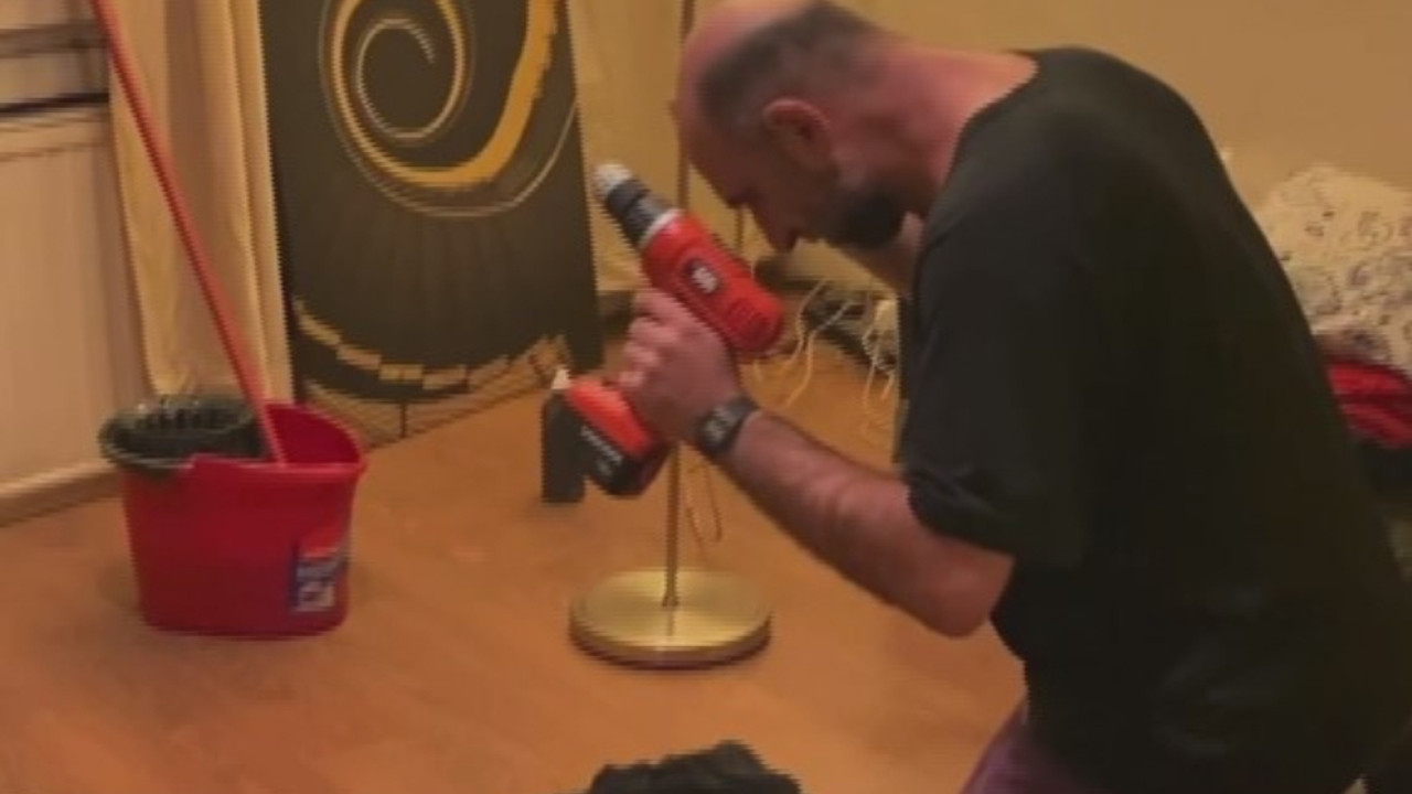 Namaz ile dalga geçti; elindeki matkapla kahkahalar atarak sosyal medyada paylaştı