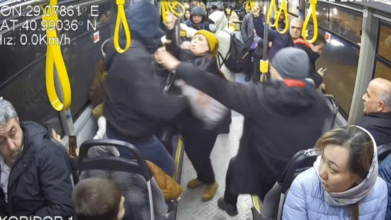 Otobüste yer isteyen kadın yumruklu saldırıya uğradı! O anlar kameralara yansıdı