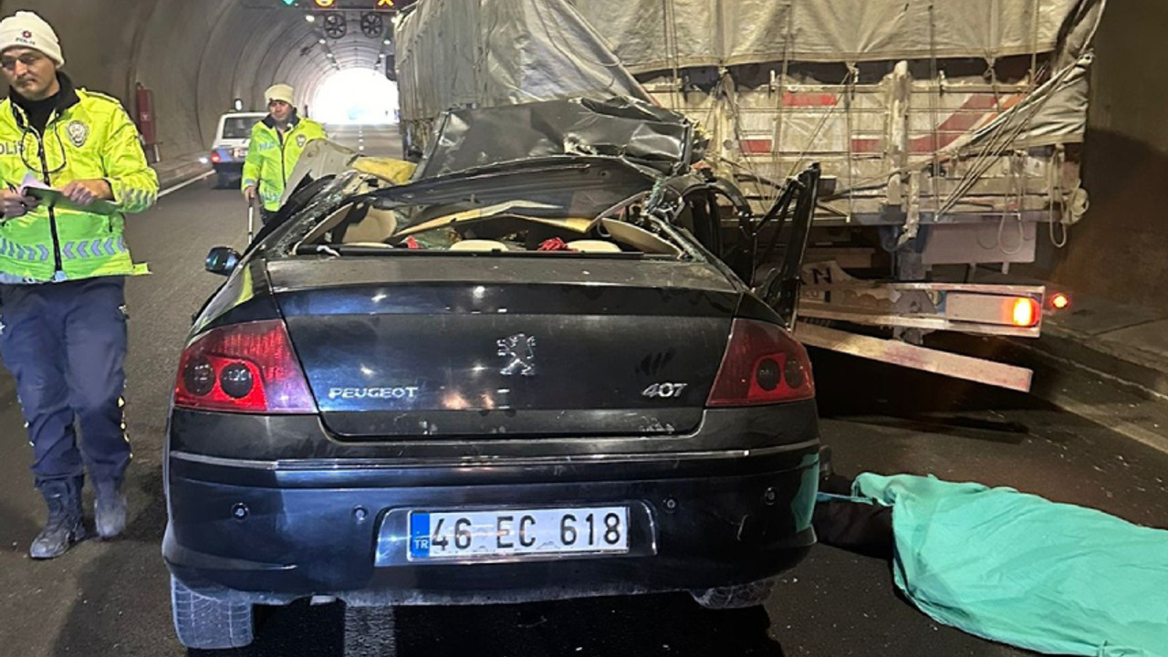 Otomobil tır dorsesine ok gibi saplandı, 1 ölü ve 1 ağır yaralı