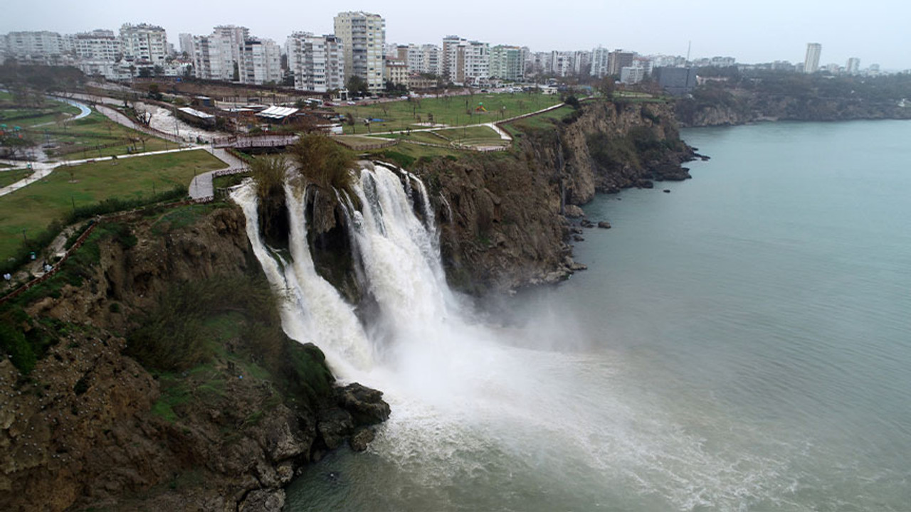 Rengi kahverengine bürünmüştü! Düden Şelalesi'nden sevindiren haber