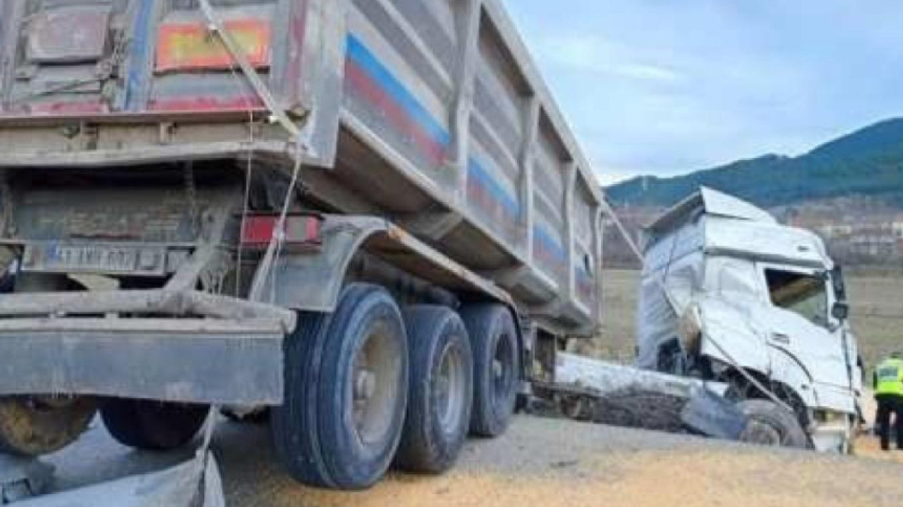 Sakarya'da mısır yüklü tır devrildi: 1 yaralı