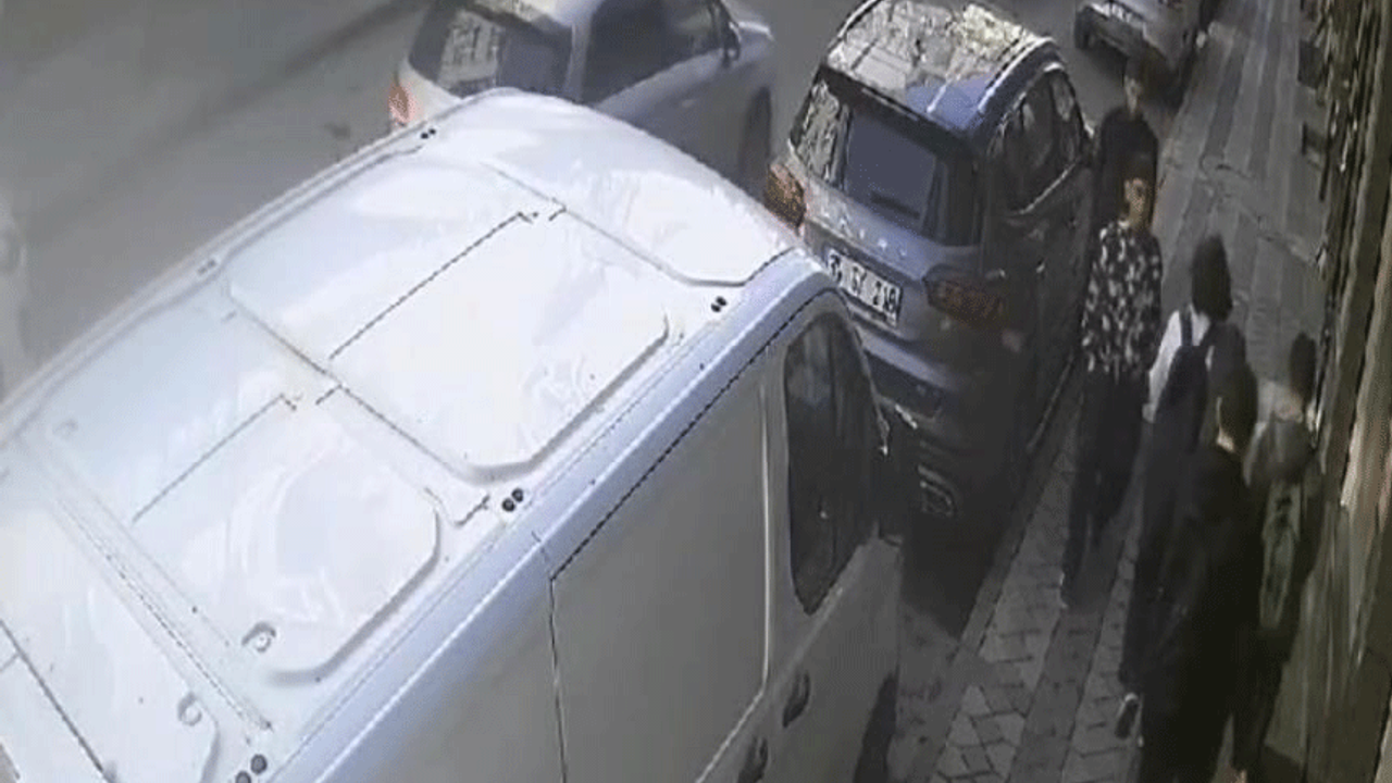 Sultangazi'de 2 çocuk, 3 öğrenciyi gasp etmeye çalıştı!