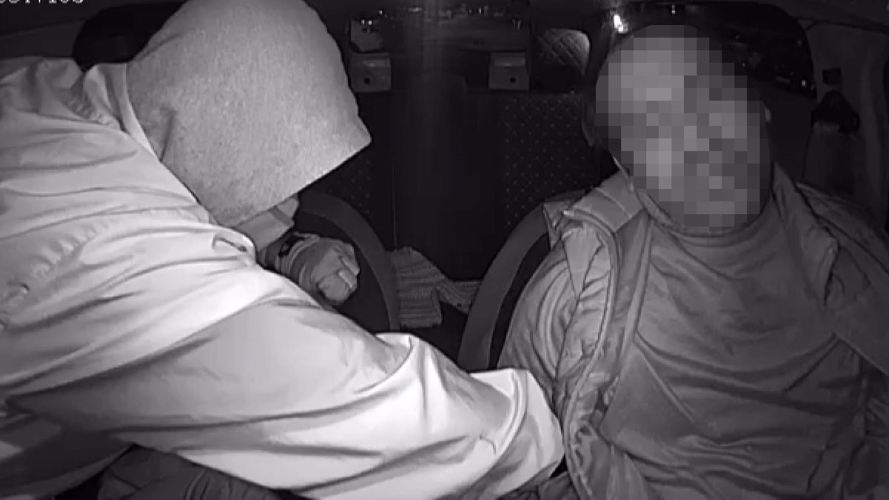 Kendisini soğuk havada taksisine alan taksiciyi silahla vuran saldırgan yakalandı