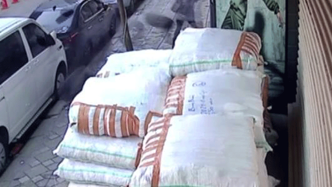 Zeytinburnu'nda şaşkına çeviren anlar! Yolda yürüyen kadın lastiğin altında kalmaktan kıl payı kurtuldu