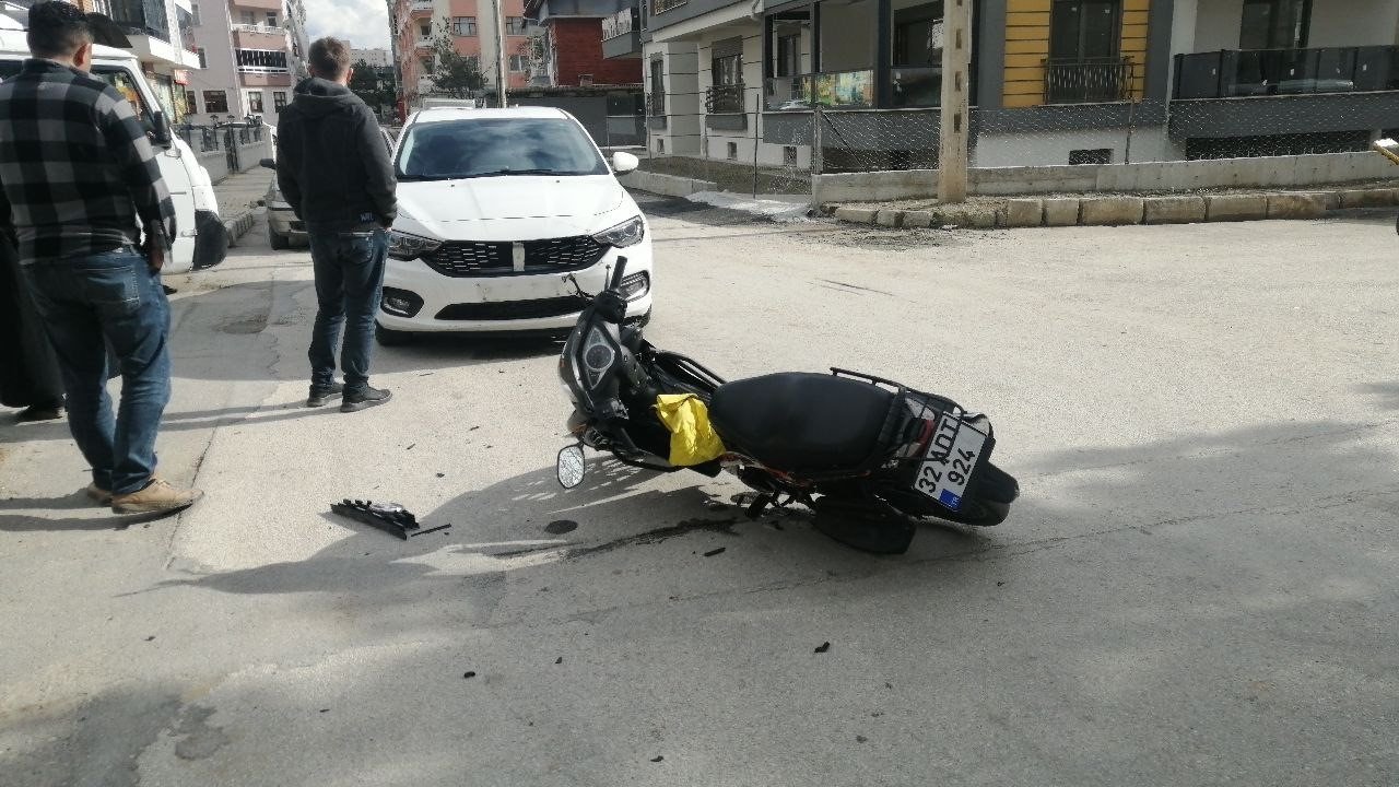 Motosiklet ile otomobil çarpıştı: Ehliyetsiz çocuk sürücü yaralandı