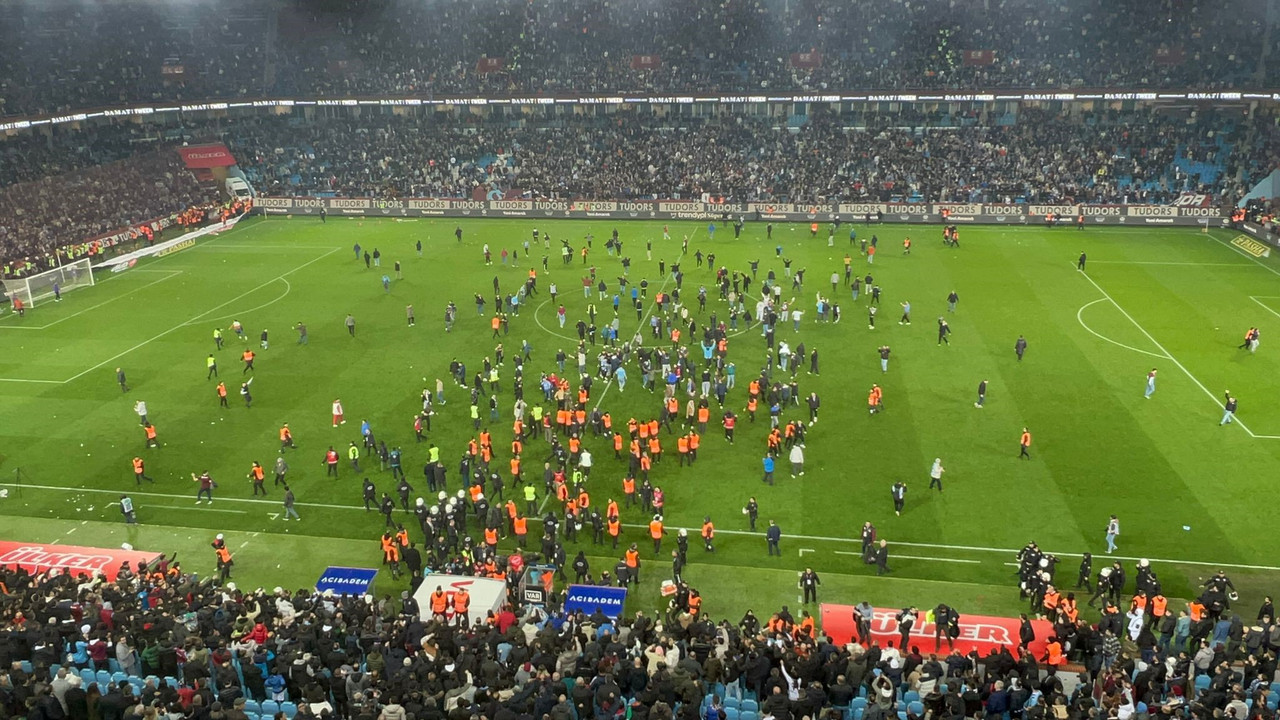 Trabzonspor-Fenerbahçe maçı sonu saha karıştı