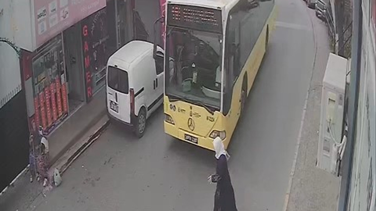 Yaşlı kadına otobüs çarptı: Kanlar içinde yere yığıldı
