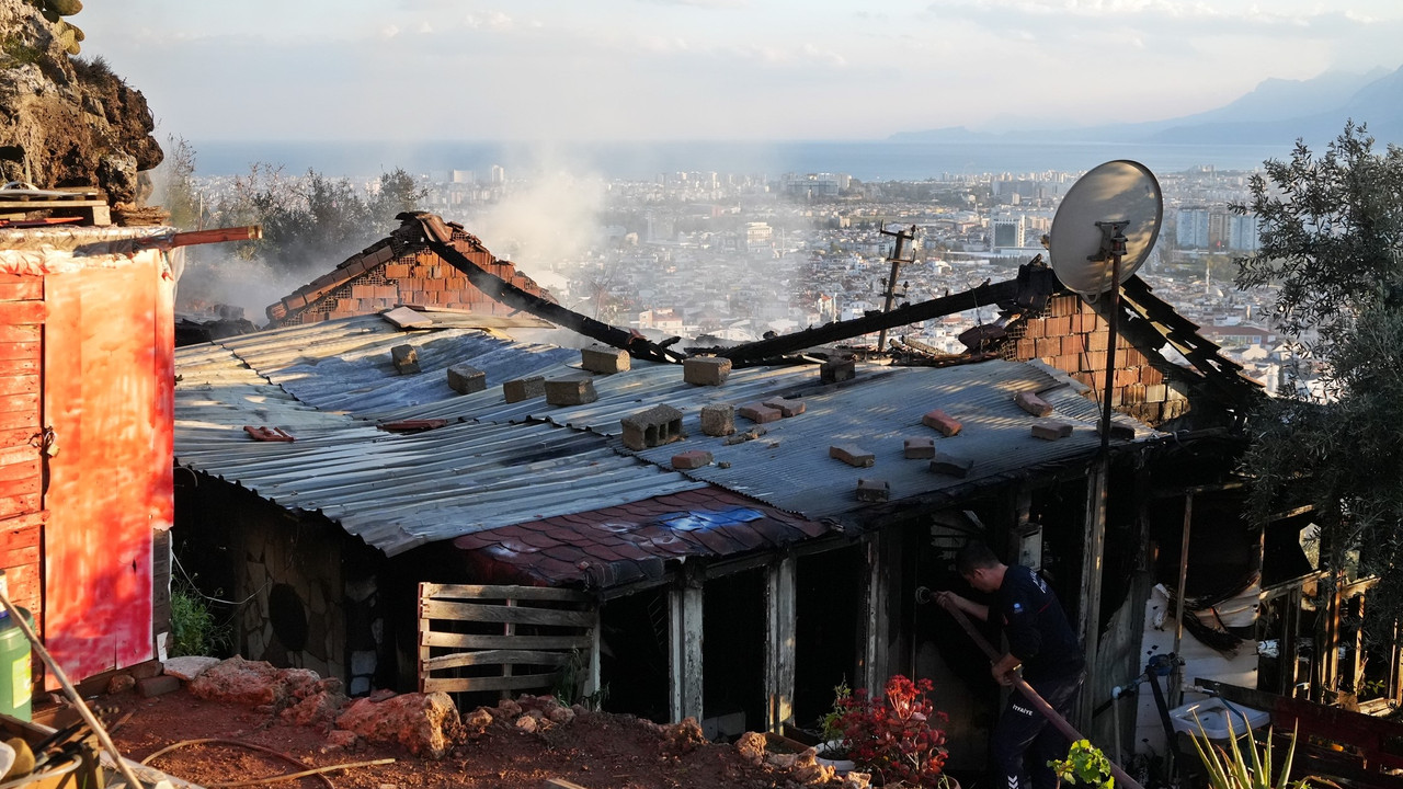 'Tırnaklarımla kazıyarak yaptım' dedi: Evinin yanışını ağlayarak izledi
