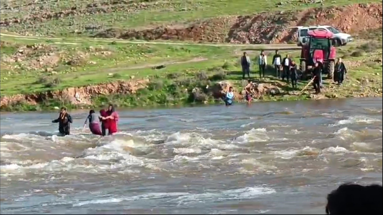 Dere kenarında oynayan 4 çocuk akıntıya kapıldı: Çocuklardan biri kayıp