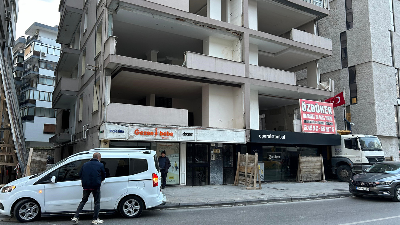 Başına sıva parçaları düşen yaşlı adam hastanelik oldu