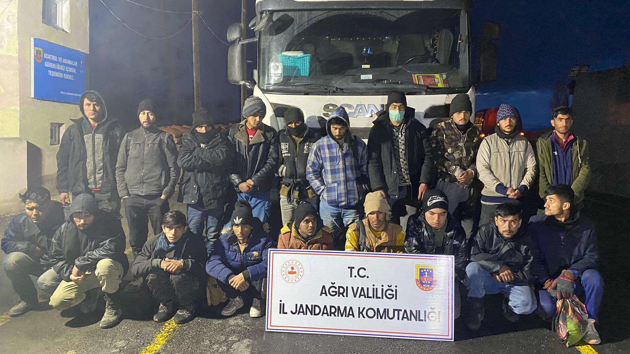 Jandarma Ağrı’da kaçak göçmenleri böyle yakaladı