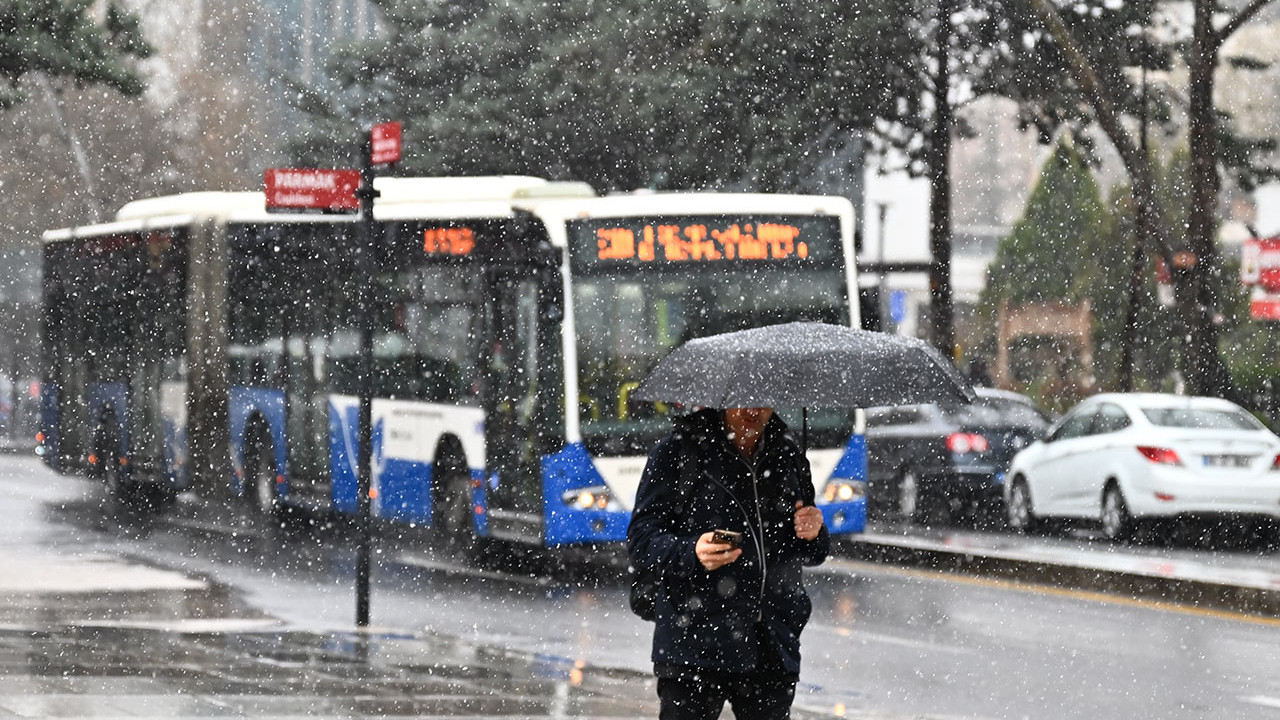 Başkent Ankara'da kar yağışı etkili oluyor