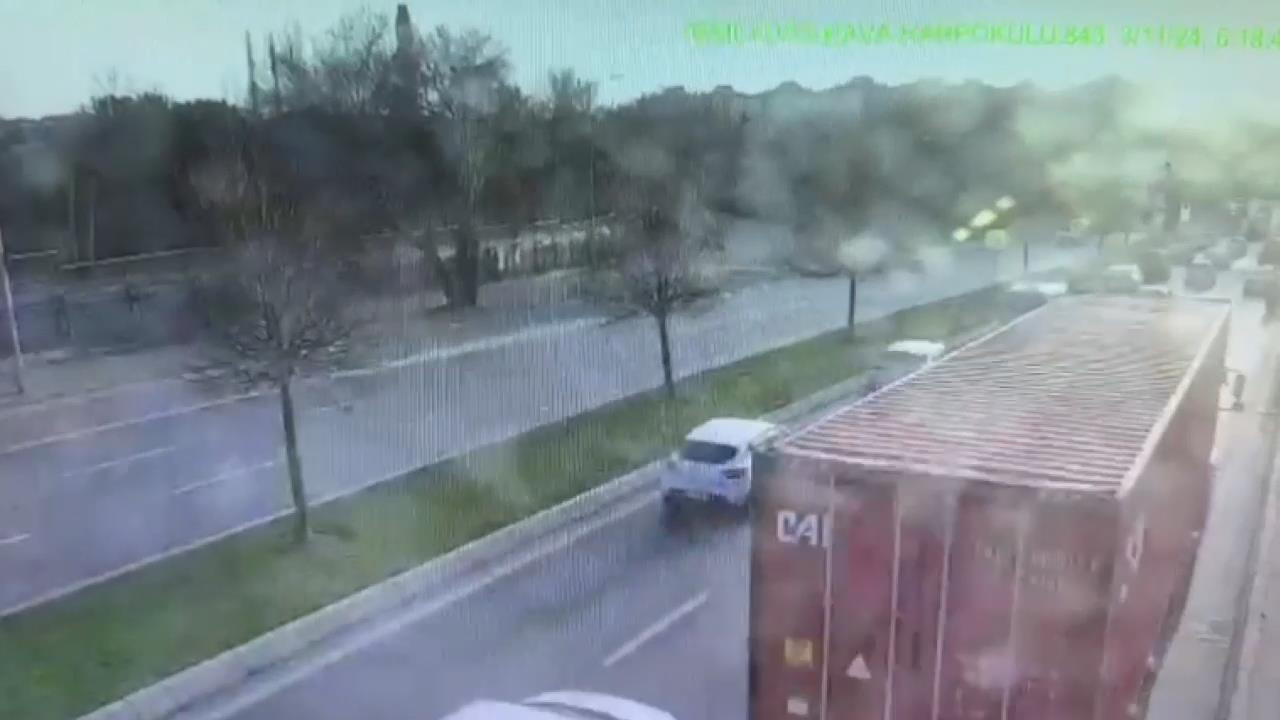 Devrilen TIR’ın 4 kişiyi öldürdüğü kaza anı kamerada