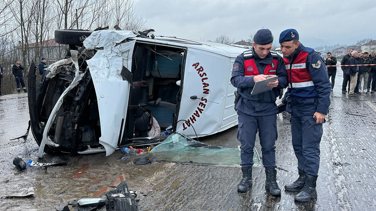 Bartın’da işçi servisleri çarpıştı: 1 ölü, 27 yaralı