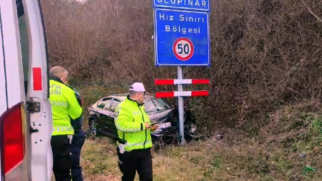 Hız yapan üniversite öğrencisi sürücü, hız uyarı tabelasına çarparak durabildi